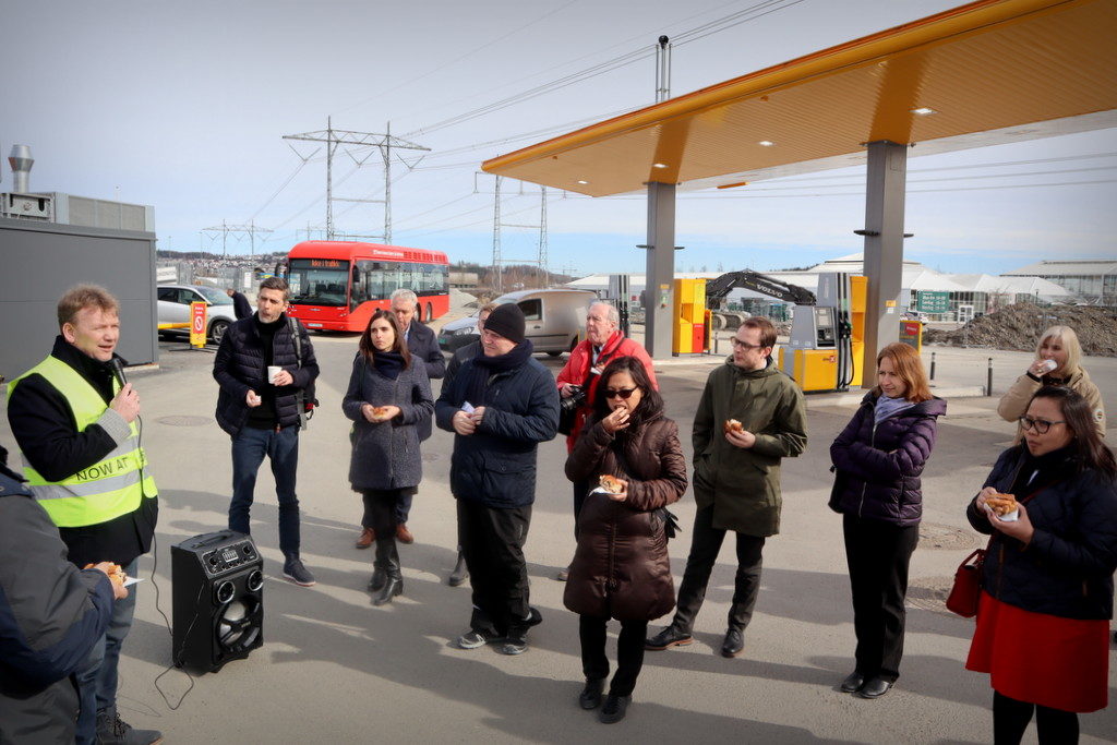 Roger Hertzenberg, Uno-X Hyrdogen gave the Green Visits delegation a tour of the hydrogen station at Vad and briefed on the company's commitment to hydrogen