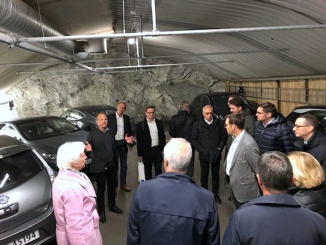 A group of 18 municipal and industry representatives was presented the brand new climate budget of the city of Oslo on the 25th of September. They also got a presentation of Oslo´s policies and actions within electromobility, and a guided tour to the world´s first charging garage for EVs at Akershus Fortress.